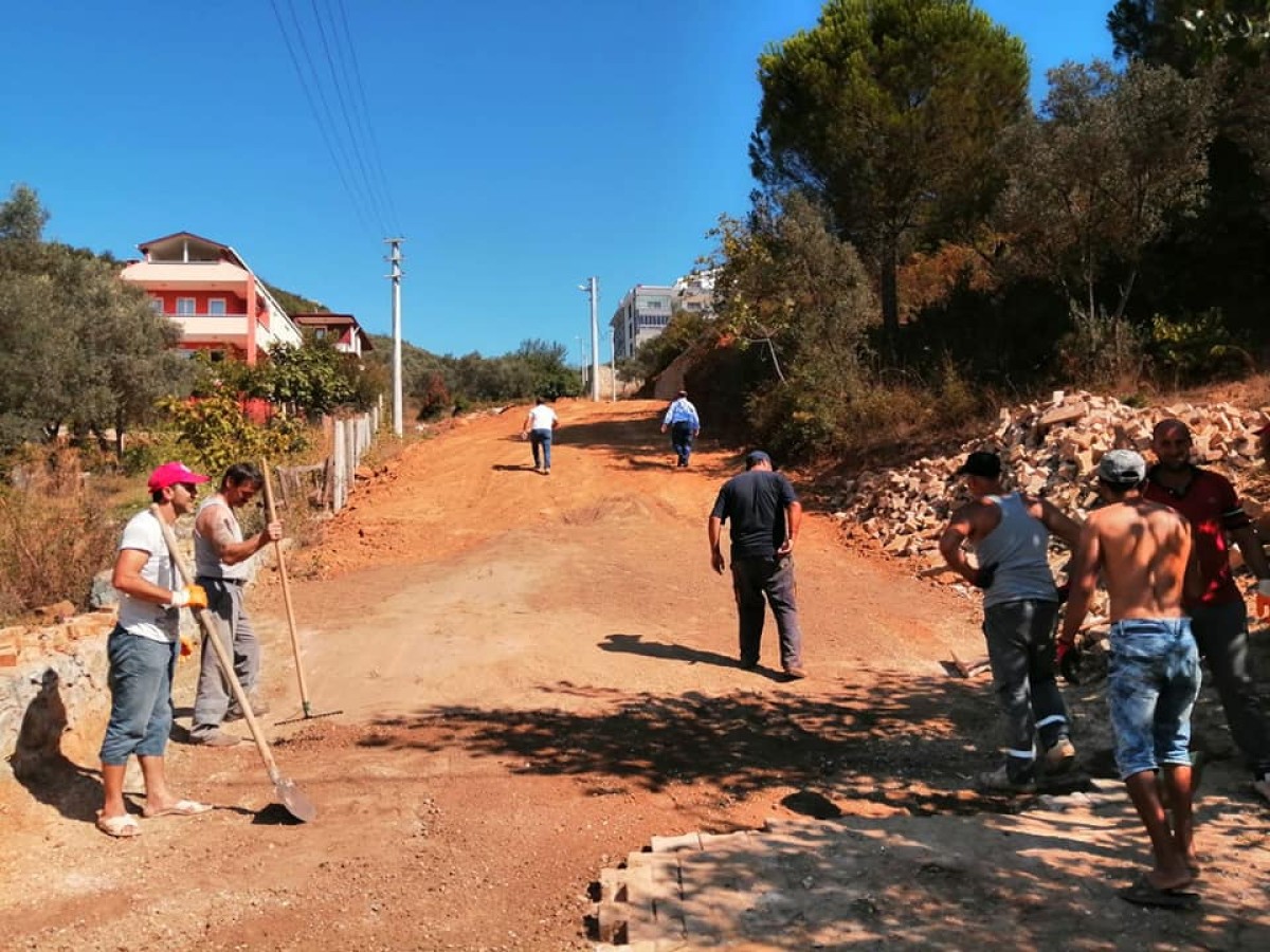 ev mevkii toprak yola taş parke serme işlemi başlamıştır